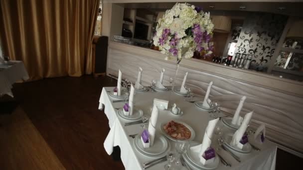Pięknie serwowane tabeli na obiad wesele w restauracji — Wideo stockowe