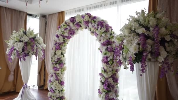 Decoratie bloemen en stoelen in de zaal van het huwelijk voor de ceremonie — Stockvideo