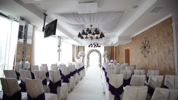 Décoration fleurs et chaises dans la salle de mariage pour la cérémonie — Video