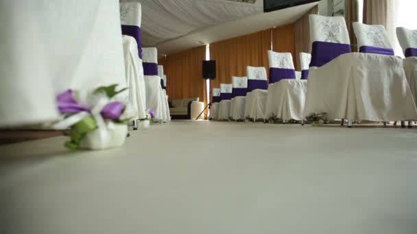 Decoratie bloemen en stoelen in de zaal van het huwelijk voor de ceremonie — Stockvideo