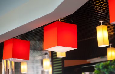 Açık akşam kafede dahil avizeler