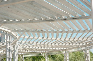 Mavi gökyüzü karşı parkta beyaz çardak