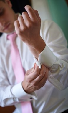 adam bir beyaz gömlek ve kravat pembe elbise kol düğmeleri