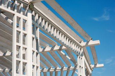 Mavi gökyüzü karşı parkta beyaz çardak