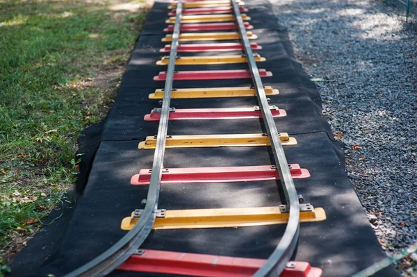 Mini ferrocarril para niños con cúpulas coloridas al aire libre — Foto de Stock