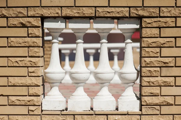 Terracotta keramische witte mini kolom te maken nietig op muur voor wind klap — Stockfoto