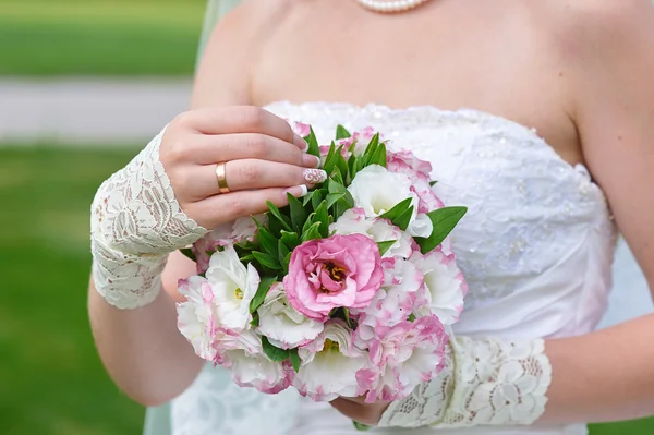 Bride hands holding beautiful wedding bouquet — Stock Photo, Image