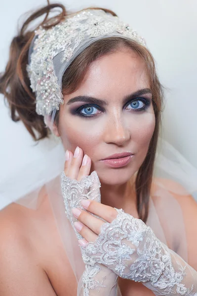 Studio di moda ritratto di bella giovane sposa con trucco e guanti eleganti — Foto Stock