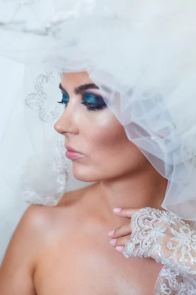 Портрет невесты с вуалью и макияжем — стоковое фото