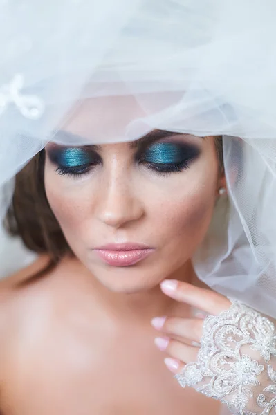 Portrait of bride with a veil and makeup — Stock Photo, Image