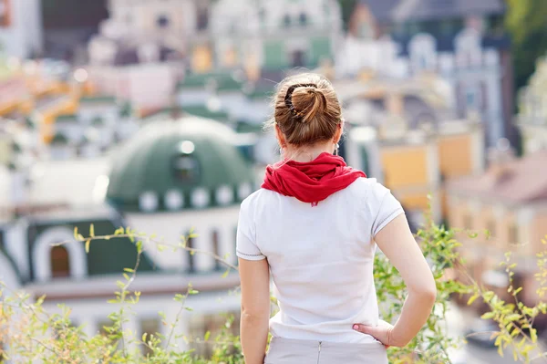 Junge Frau mit Brille und rotem Schal auf dem Rücken — Stockfoto