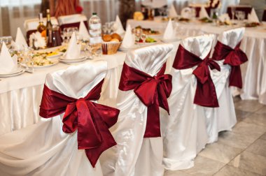 şenlikli bir tablo için düğün yemeği restoranda servis.