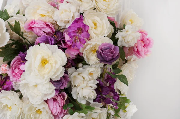 Mooi boeket bloemen op een witte achtergrond — Stockfoto