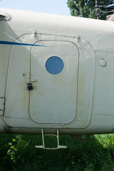 Oude deur van de Wit geschilderde vliegtuig close-up — Stockfoto