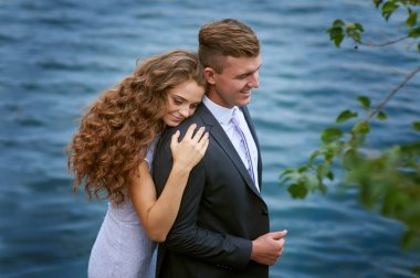 Genç damat ve gelin Gölü arka plan üzerinde sarılma