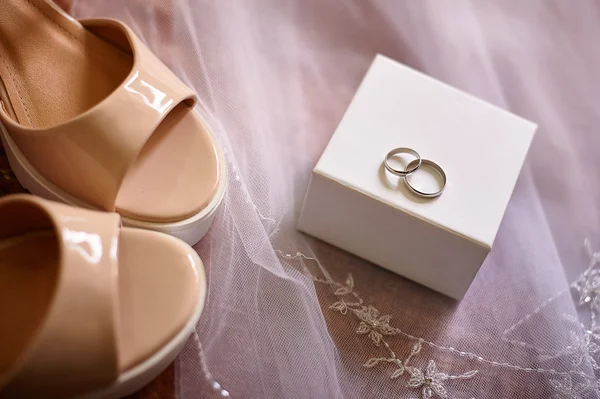 Anillos de boda en caja blanca — Foto de Stock