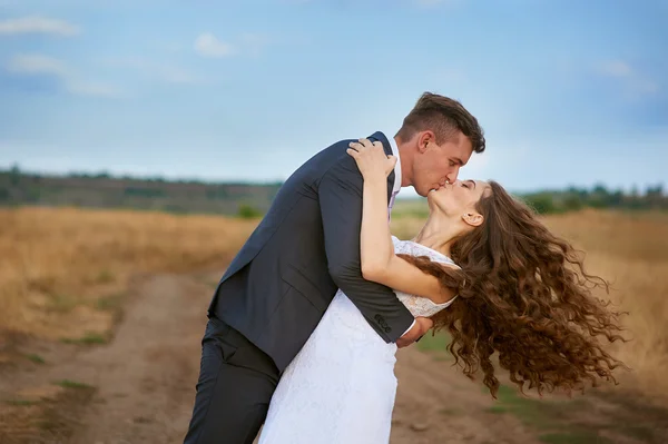 Vackra brudparet kysser — Stockfoto
