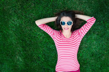 kadın güneş gözlüğü çim üzerinde yalan