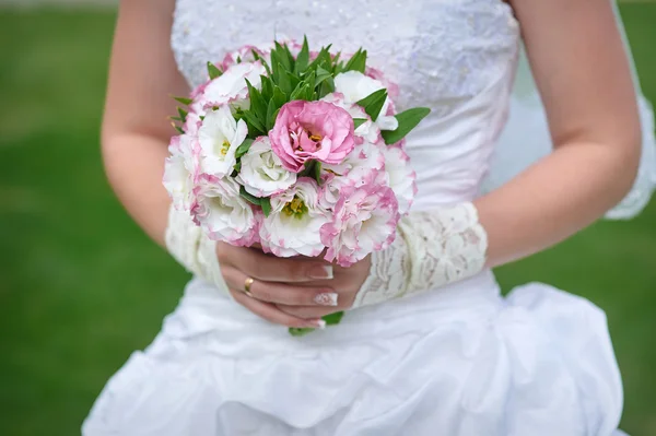 Γαμήλια λουλούδια μπουκέτο με τριαντάφυλλα στα χέρια της νύφης — Φωτογραφία Αρχείου