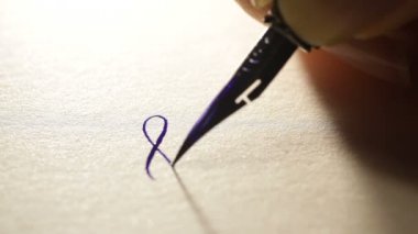 el bir kalem kaligrafi işaretleri yazıyor.