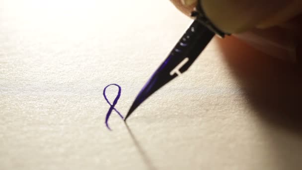 main féminine écrit un stylo signes calligraphiques 