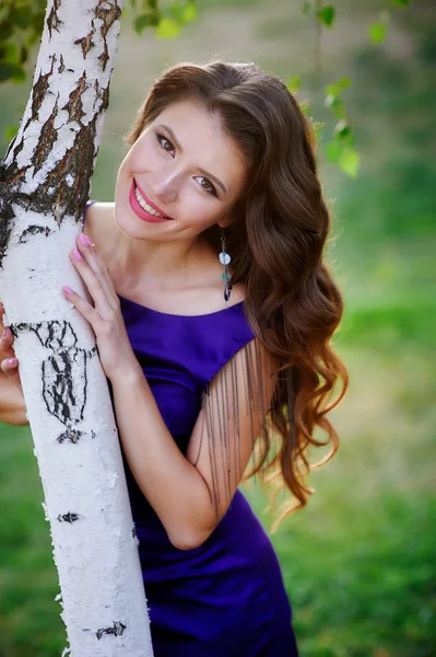 Woman standing near birch tree in summer day — Stock Photo, Image