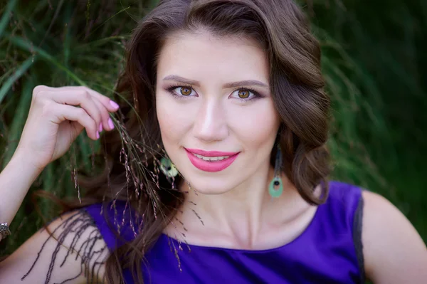 Bella donna sdraiata su erba verde nel parco — Foto Stock