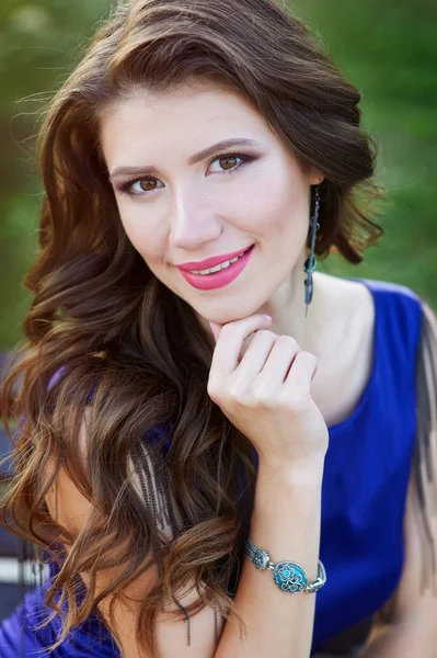 Jeune belle femme assise sur le banc dans le parc — Photo