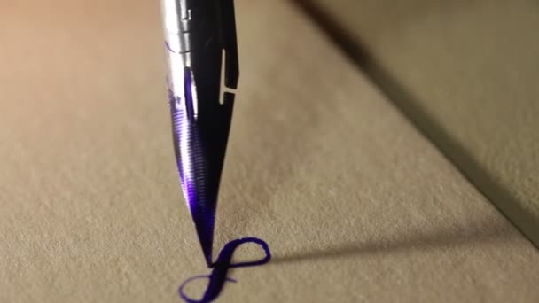 main féminine écrit un stylo signes calligraphiques 