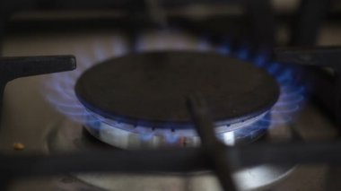 Mutfak gaz sobasından gaz yanıyor.