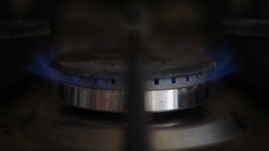 Mutfak gaz sobasından gaz yanıyor.