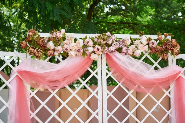 Hermoso arco de bodas en el parque para la ceremonia — Foto de Stock