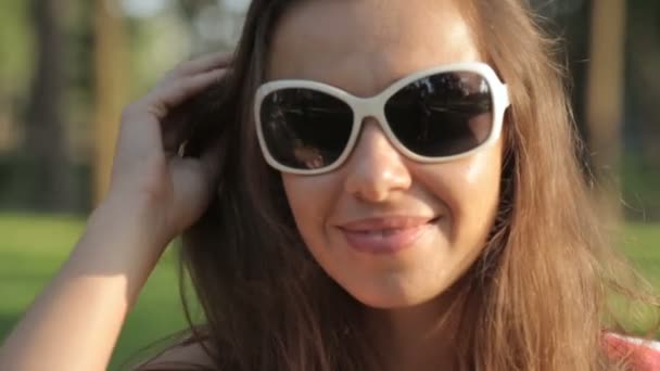 Woman in sunglasses in park — Stock Video