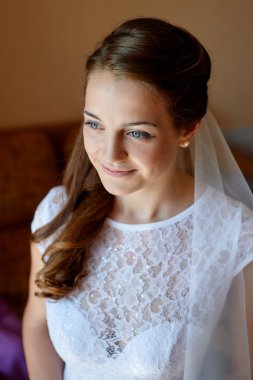 pencerenin duran ve gülümseyen güzel gelin