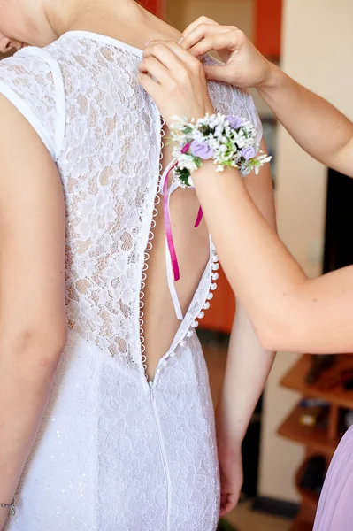 Demoiselle d'honneur aider à habiller la mariée dans un matin de mariage — Photo