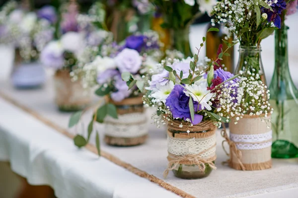 Hermosa decoración de flores en la ceremonia de la boda — Foto de Stock