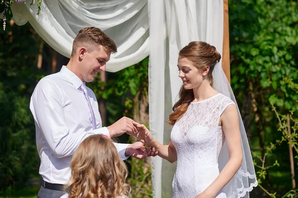 Damat Düğün töreninde gelinin elinde yüzük takıyor — Stok fotoğraf