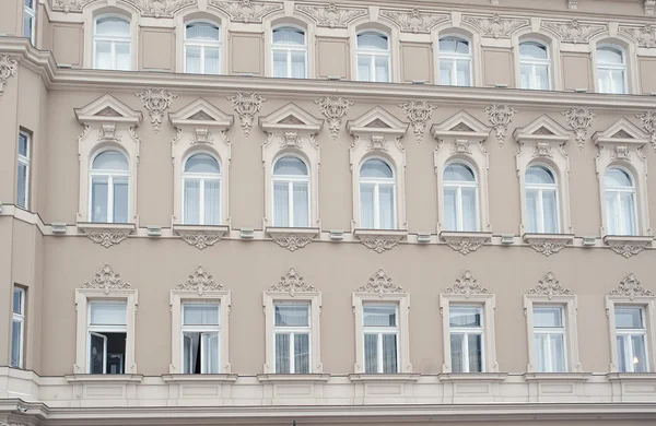 Fronte edificio storico a più piani con finestre — Foto Stock