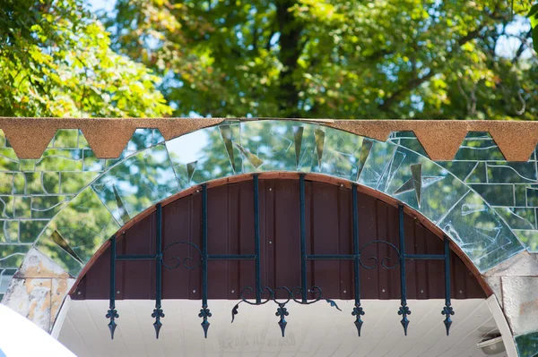 Mirror arch on the gate with metal bars — Stock Photo, Image