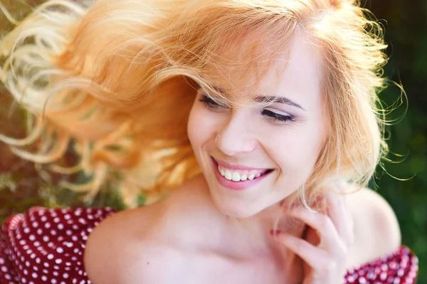 Happy smiling woman in a park on the grass — Stock Photo, Image