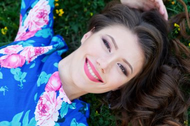 Yeşil çim açık havada güzel genç kadın.