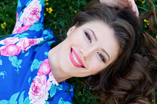 Mulher bonita ao ar livre em grama verde . — Fotografia de Stock