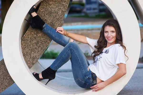 Retrato de moda jovem modelo feminino posando em um círculo de concreto — Fotografia de Stock