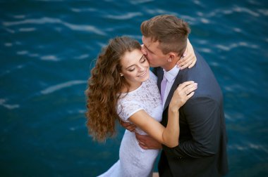 Sevgili gelin ve damat Gölü bir arka plan üzerinde yürüme