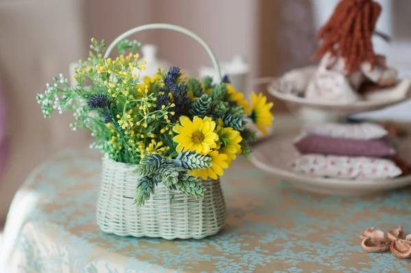 Bel mazzo di fiori in un vaso sul tavolo — Foto Stock