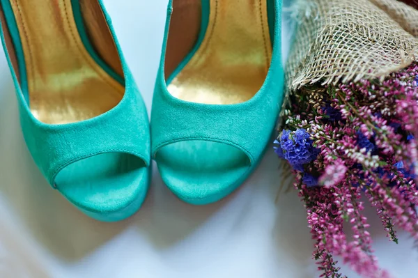 Ochtend van de bruid. Bruiloft accessoires en turquoise schoenen — Stockfoto