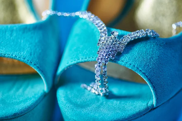 Ochtend van de bruid. Bruiloft accessoires en turquoise schoenen — Stockfoto