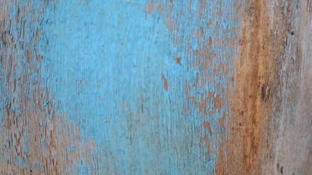 Texture de vieilles planches de bois turquoise avec des fissures et des taches. Fond abstrait de dessus de table en bois — Video