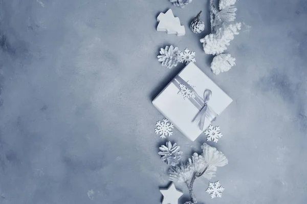 Mockup jul ram med kottar, snöflinga och trä leksaker och presentförpackningar gräns över grå abstrakt bakgrund, med utrymme för din text — Stockfoto