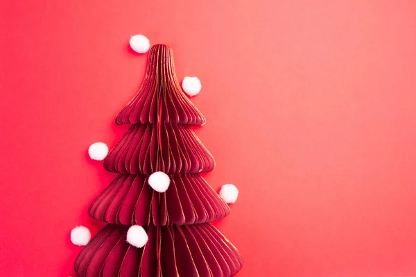 Postal de Navidad vintage con árbol de navidad de papel rojo y copos de nieve sobre fondo rojo. Tarjeta de felicitación de Navidad con lugar para su texto —  Fotos de Stock